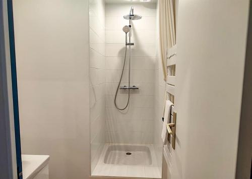 La salle de bains est pourvue d'une douche avec un lavabo. dans l'établissement L'Escale - proche du port et des commerces, 4 personnes, à Sainte-Marine