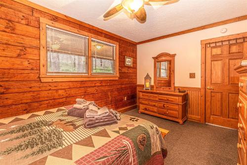 Ένα ή περισσότερα κρεβάτια σε δωμάτιο στο Creekside Hideaway