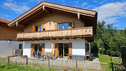 ein Haus mit einem Holzbalkon darüber in der Unterkunft Chalet Steinplatte in Reit im Winkl