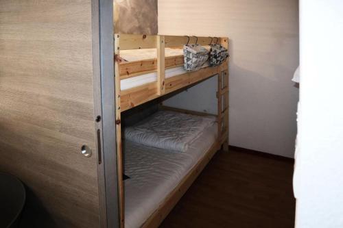 quelques lits superposés dans une chambre dans l'établissement Residence La Combe D Or - Appartement 2 pièces 6 personnes en résidence de standing MAE-3651, aux Orres