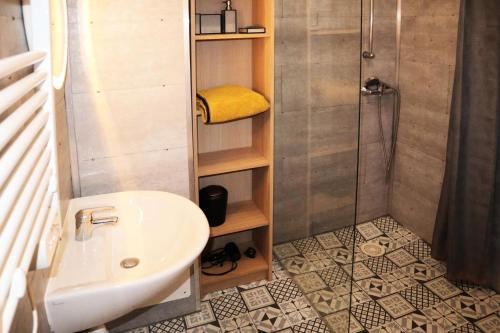 une salle de bain avec une douche et un lavabo et une douche dans l'établissement Residence La Combe D Or - Appartement 2 pièces 6 personnes en résidence de standing MAE-3651, aux Orres