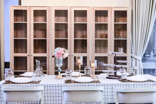 Billede fra billedgalleriet på Sukhumvit-Thonglor Luxury Pool Club Villa 5 Mins to BTS 素坤逸-通羅 豪華會所泳池別墅 5分鐘到達地鐵 i Bangkok