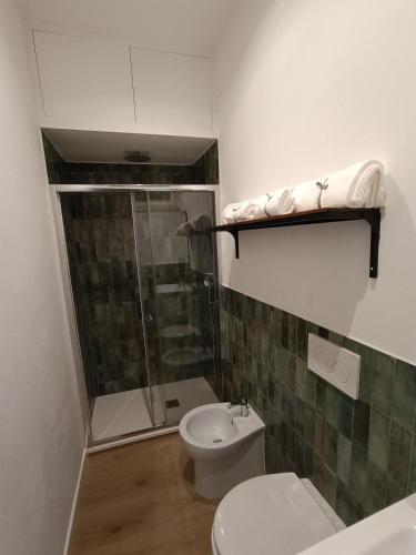 Un baño con ducha, inodoro y lavabo. en Bea star, en Monterotondo