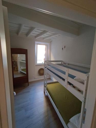 una habitación con dos literas y una ventana en Bea star, en Monterotondo