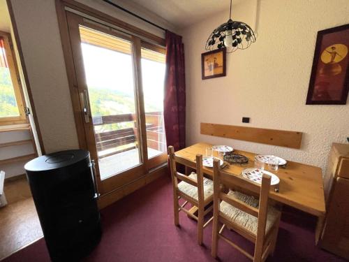 une salle à manger avec une table et des chaises et une fenêtre dans l'établissement Résidence Cristallin - Le Cristallin 41 - Agréable 2 pièces, proche des pistes MAE-4574, à Valmorel
