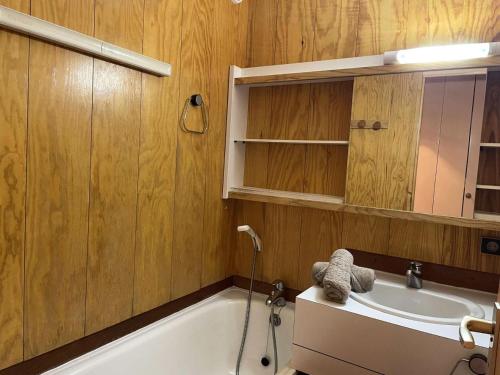 une salle de bain avec une baignoire et un lavabo dans l'établissement Résidence Cristallin - Le Cristallin 41 - Agréable 2 pièces, proche des pistes MAE-4574, à Valmorel