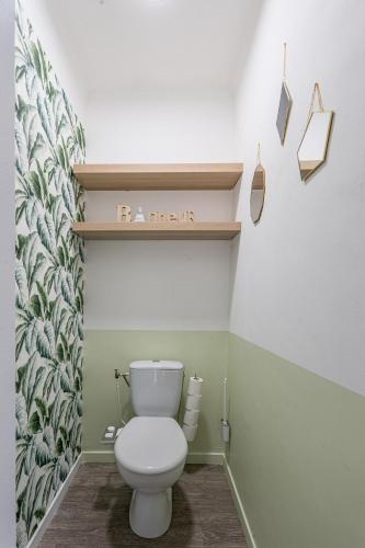 La salle de bains est pourvue de toilettes avec un panneau au-dessus. dans l'établissement Chambre Lucie - 2 SDB - Balcon - Parking - WIFI, à Joeuf