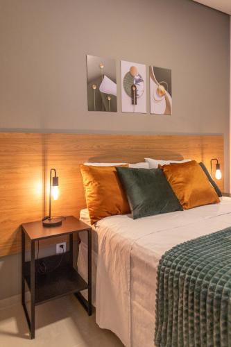 a bedroom with a bed and a side table at Loft aconchegante com 2 Qts próximo aeroporto in Sinop