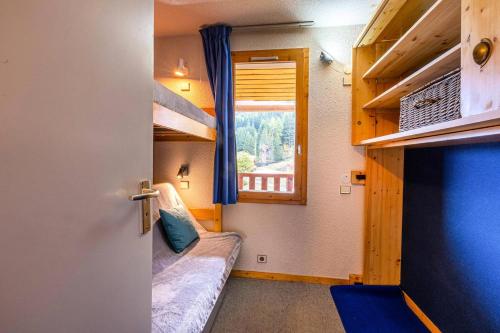 Cette petite chambre comprend des lits superposés et une fenêtre. dans l'établissement Résidence Cheval Blanc G - CHEVAL BLANC C74 MAE-3841, à Valmorel