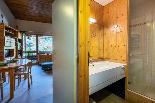 La salle de bains est pourvue d'un lavabo et d'une table. dans l'établissement Résidence Cheval Blanc G - CHEVAL BLANC C74 MAE-3841, à Valmorel