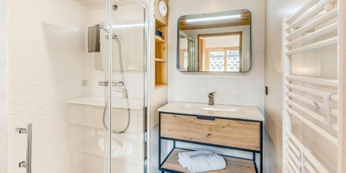 une salle de bain avec un lavabo et une douche dans l'établissement Résidence Le Palais Des Dodes - 6 Pièces pour 12 Personnes MAE-3611, à Champagny-en-Vanoise
