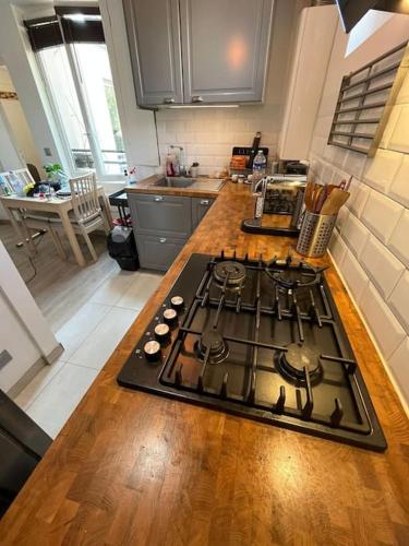 a kitchen counter with a stove top in a kitchen at Appart 4 personnes proche PARIS Tour Eiffel in Meudon