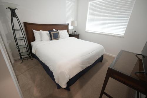 Ένα ή περισσότερα κρεβάτια σε δωμάτιο στο Paradise Ohana Ocean View Oasis with community Pool, Spa, Gym and Rec Area with PingPong, Air Hockey and Foosball