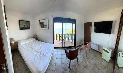 une chambre avec un lit et un balcon dans l'établissement Résidence Voiles - Magnifique maison 6 couchages dans une résidence à Six Fours MAE-0714, à Six-Fours-les-Plages