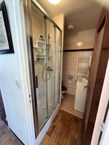 une salle de bain avec douche et toilettes dans l'établissement Résidence Voiles - Magnifique maison 6 couchages dans une résidence à Six Fours MAE-0714, à Six-Fours-les-Plages