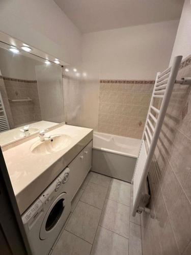 une salle de bain avec un lavabo et une machine à laver dans l'établissement Résidence Lauriers - Appartement T3 dans le Domaine de la Coudoulière a proximité de la mer MAE-7021, à Six-Fours-les-Plages