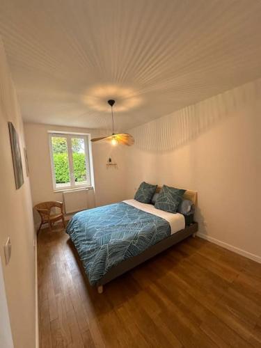 une chambre avec un lit et une fenêtre dans l'établissement maison en ville Karine et Flavie, à Flacé-lès-Mâcon