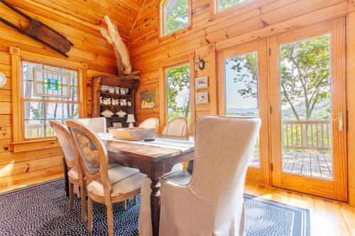 惠提尔Panoramic Views and 7 Private Acres at Hazey View的木制用餐室配有木桌和椅子