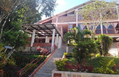 a house with a staircase leading up to it at alquilo en el queremal valle del cauca colombia in Papagalleros