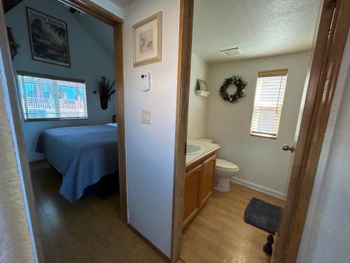 Una cama o camas en una habitación de Ocean Front Cabin 11 W Jacuzzi & Superb Views