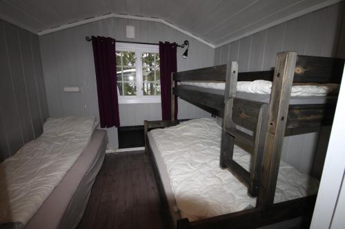 two bunk beds in a room with a window at Haglebu Feriesenter in Eggedal