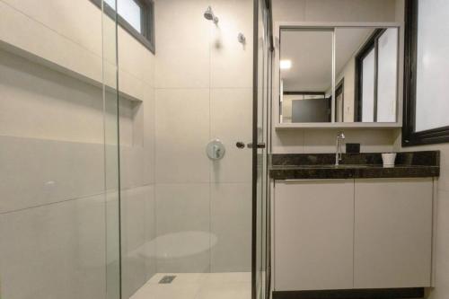 Ένα μπάνιο στο Apartamento Centro Espaçoso MJ23