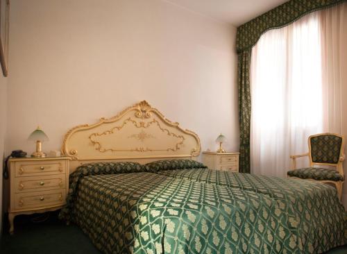 Hotel Commercio & Pellegrino Image