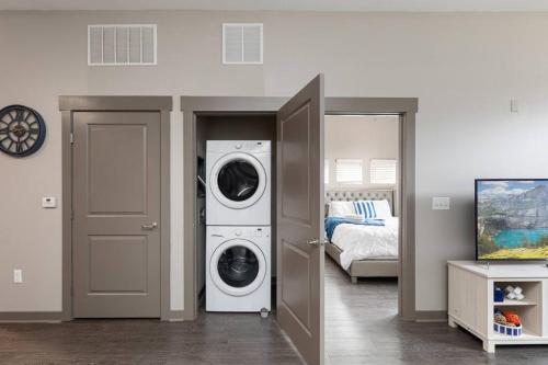 a room with two washing machines and a bedroom at Uptown Elegance Gym, Pool, Wine in Charlotte