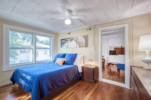 Schlafzimmer mit einem blauen Bett und einem Deckenventilator in der Unterkunft Historic 1Bdrm - Parking - Walk to Restaurants & Westport! in Kansas City
