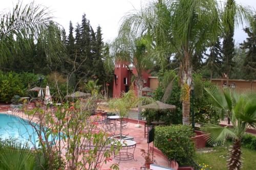 Um jardim em Hotel Riad L' Arganier D' Or