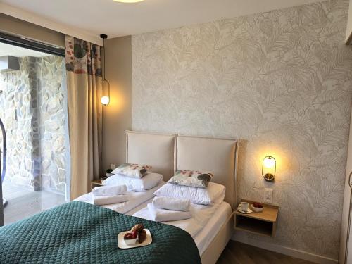 En eller flere senge i et værelse på Luksusowy Apartament Cudny Widok z Sauną - KRAS RESORT