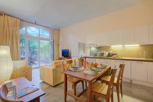 une cuisine et un salon avec une table et des chaises dans l'établissement Villa Azzurra Front Beach - Happy Rentals, à Saint-Tropez