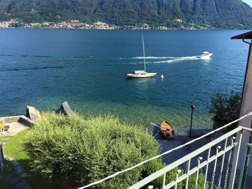 サーラ・コマチーナにあるFelice sul Lagoの家の横の水舟