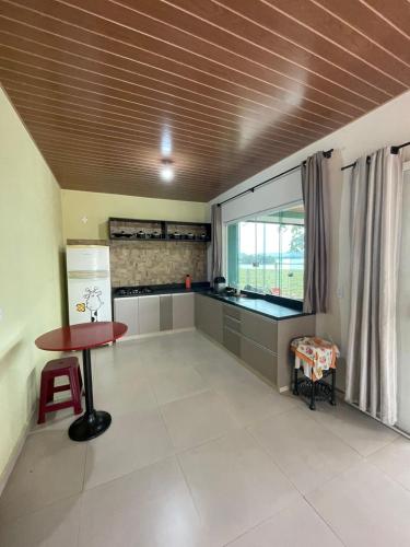 a kitchen with a table and a counter top at Casa com Piscina na Represa de Carlópolis in Carlópolis