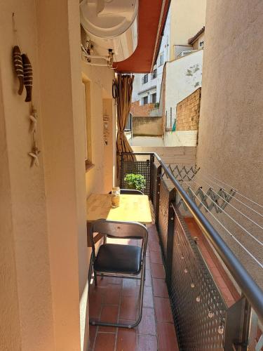 a balcony with a table and a chair at Apartamento Sant Josep in Canet de Mar