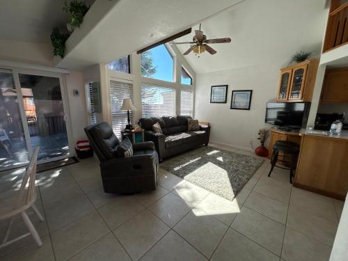Un lugar para sentarse en Oceanview Cabin 18 With Private Jacuzzi