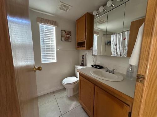 Un baño de Oceanview Cabin 18 With Private Jacuzzi