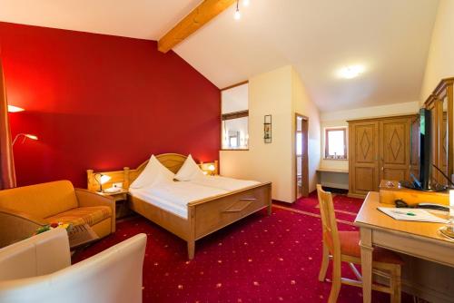 Un pat sau paturi într-o cameră la Landhotel Sportalm
