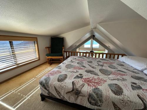 Cama ou camas em um quarto em Oceanfront Cabin 3 W Jacuzzi & Impressive Views