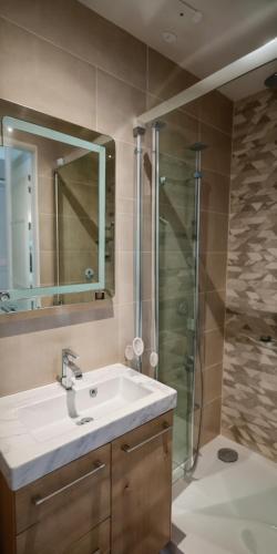 une salle de bain avec un lavabo et une douche dans l'établissement FRGK 