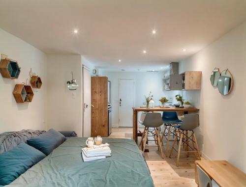 Ce petit appartement comprend un lit et une cuisine. dans l'établissement FRGK 