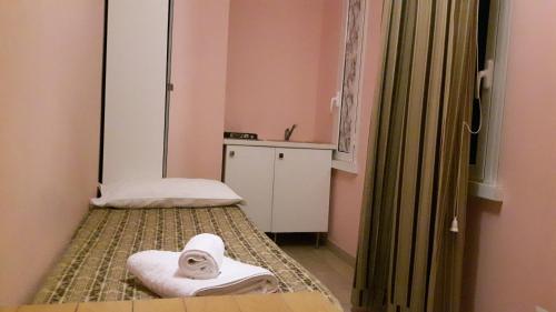 um pequeno quarto com 2 camas e um espelho em Palma em Roma