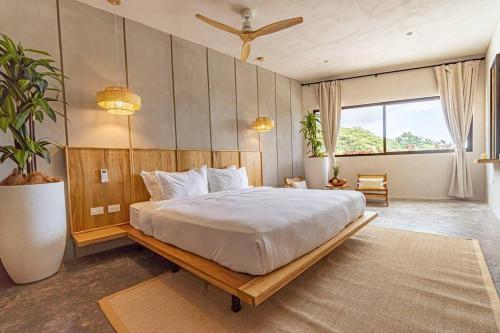Un dormitorio con una cama grande y una ventana grande. en Blanko Mar Ocean view, en Santa Teresa Beach