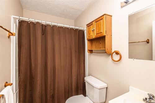 Koupelna v ubytování Black Forest Cottage