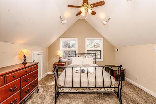 Postel nebo postele na pokoji v ubytování Black Forest Cottage