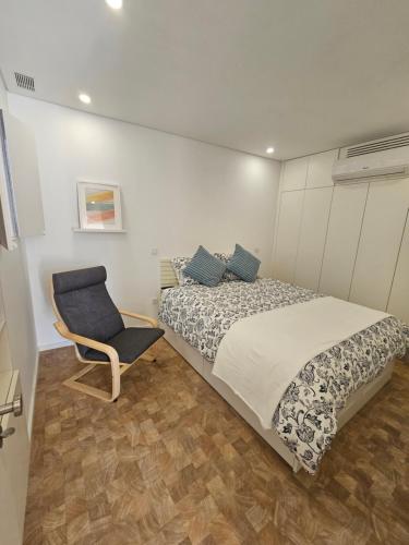 ポルトにあるRiver Blueのベッドと椅子のある寝室