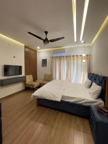 a bedroom with a large bed and a couch at Fellows BnB in Dhok Sandemār