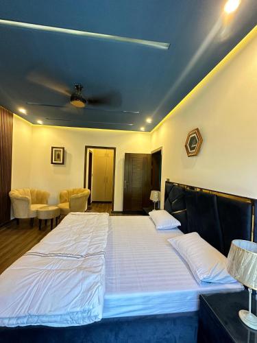 a bedroom with a large bed in a room at Fellows BnB in Dhok Sandemār