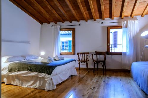 フィレンツェにあるMezzanine Dell'Orto by 360Rentalsのベッドルーム1室(ベッド2台、テーブル、椅子付)