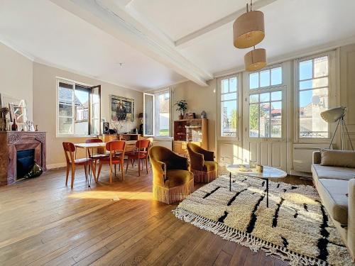 un salon avec un canapé et une table dans l'établissement L'ancienne fermette de Lavau, à Lavau